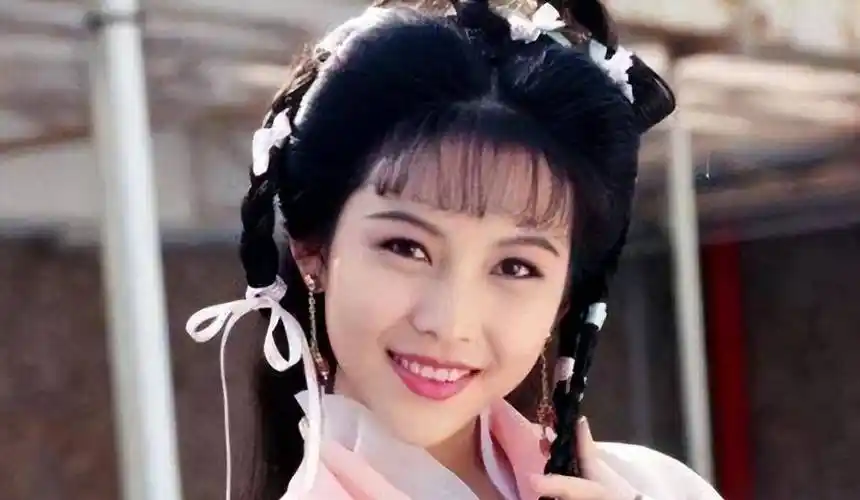 今天我们就看看选美获得季军的蔡少芬,17岁的时候究竟有多美.