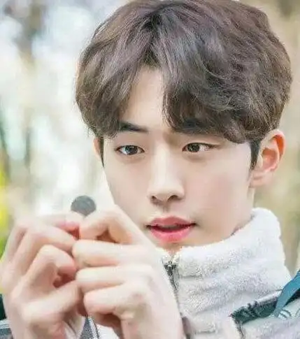 2021蓬松中分发型男,超帅复古氛围的造型