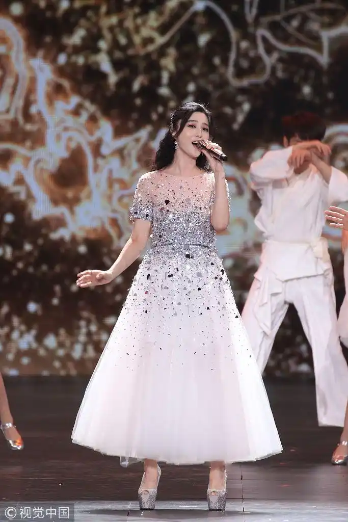 范冰冰惊艳亮相东方卫视跨年 白色镶钻礼服仙气十足