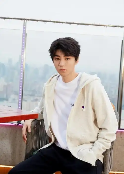 王俊凯已进组##王俊凯休闲穿搭