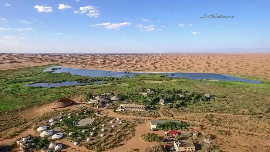 2023腾格里沙漠月亮湖游玩攻略,旅游月亮湖不仅仅是坐坐船看.