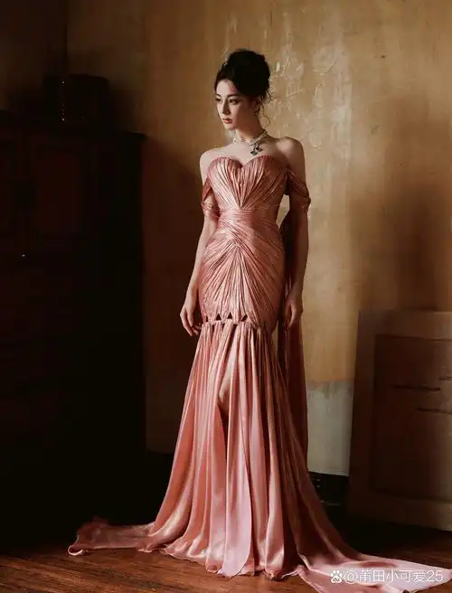 迪丽热巴一身粉色礼服优雅浪漫,灵动飘带飞舞于步履间,仿佛灵动的音符