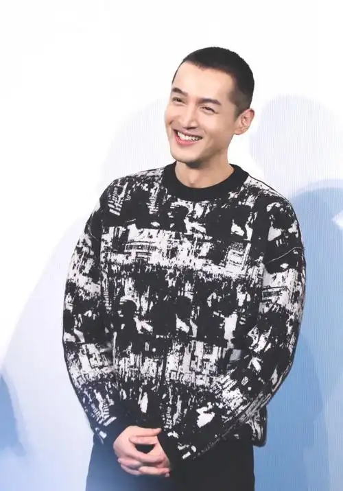 胡歌轻松经受住寸头考验,清爽短发重返颜值巅峰,37岁帅出新高度