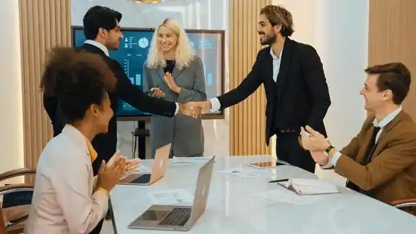 商务谈判的舞台上,造价工程师如何巧妙应对那"霸气十足"的握手