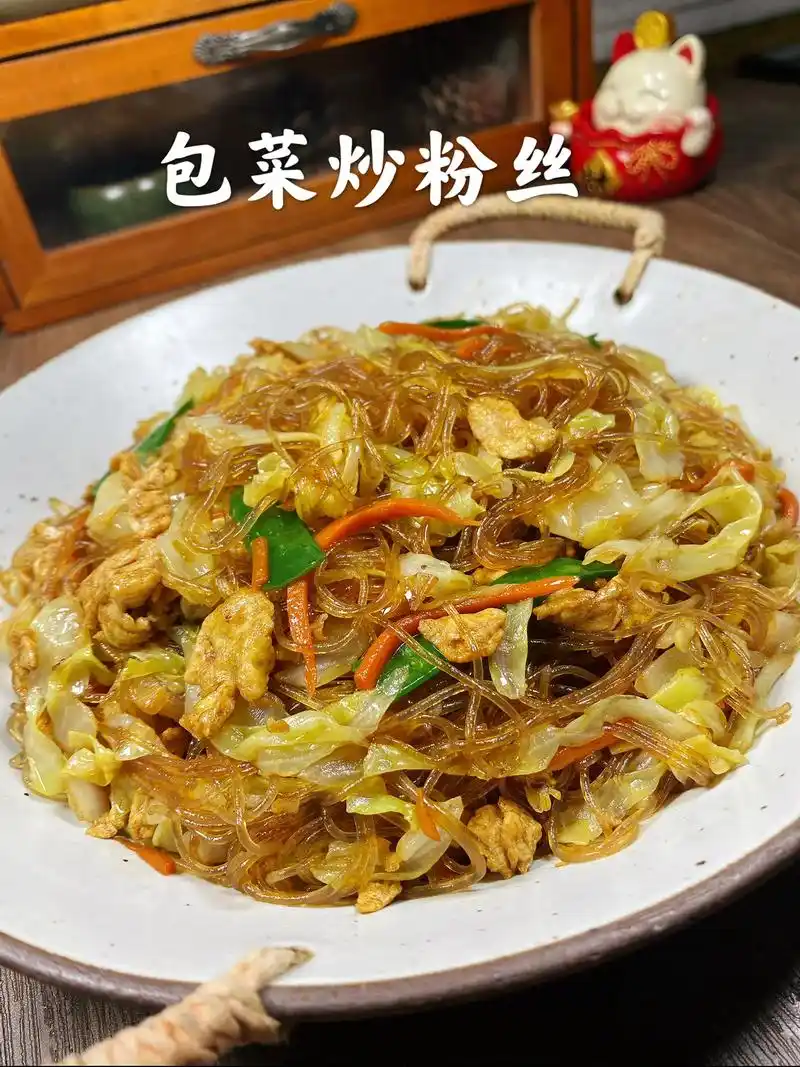 包菜炒粉丝,比肉还香! 1.温水泡粉丝,泡好的粉丝加老抽上色 - 抖音
