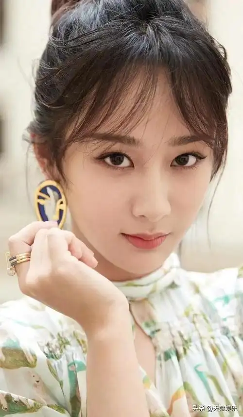 杨紫个人资料简介,杨紫个人资料简介及身高(演艺圈影视女演员——杨紫