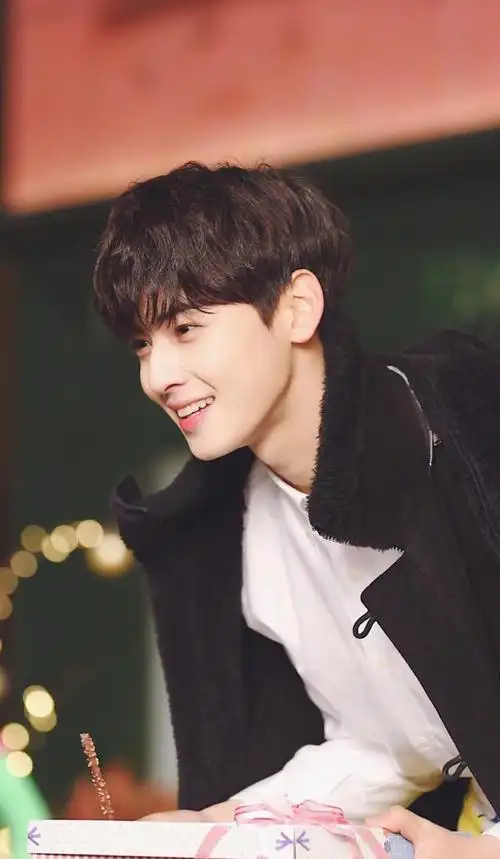 车银优的神仙颜值,可真是百看不厌,白皙滑嫩的皮肤更呈现出了一种年轻