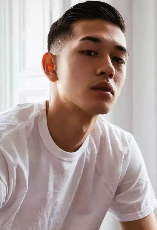 男生剃帅气板寸头短发演示干练利索帅气短发呈现