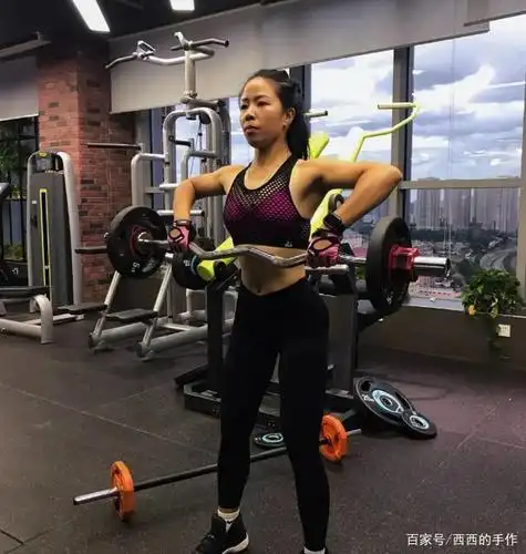 55岁撸铁女孩,靠健身塑造曲线,性感的美背太特别