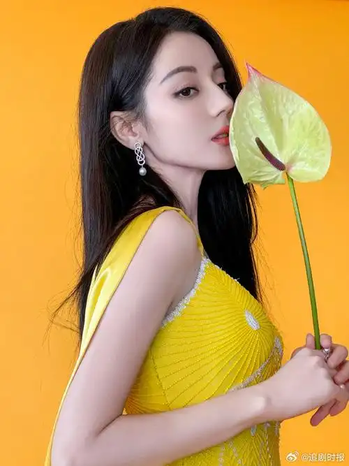 迪丽热巴黄金色高定#迪丽热巴黄金色高定,是身材很顶的巴,这满分优越