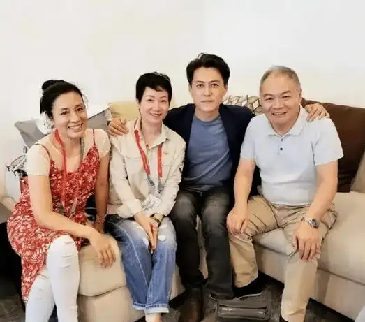 靳东罕晒家庭照!