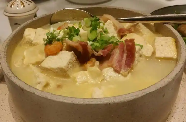农家豆腐煲:用腊肉还是很意外的,豆腐本身品质很好吃,汤也不错.