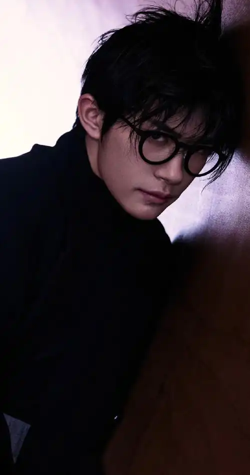 #易烊千玺elle3月刊封面##易烊千玺elle世界尽头大片##易烊千玺晒图##