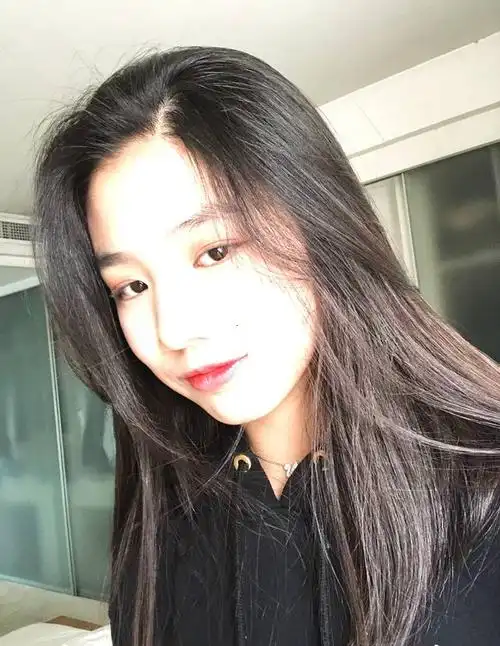 汪峰女儿晒自拍 14岁显成熟妩媚