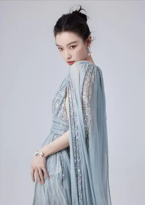 倪妮终于换风格了穿深v亮片裙秀傲人身材越来越有女人味