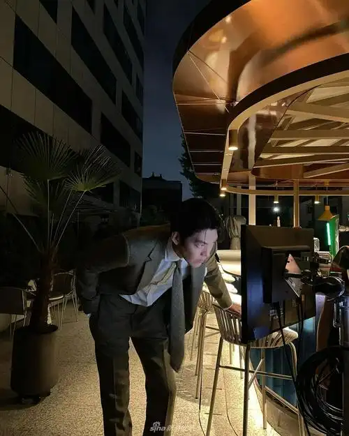 组图:金宇彬晒工作照状态投入 认真看屏幕表情专注