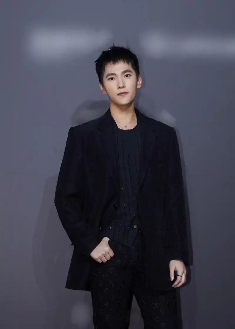 杨洋身着黑色西装现身时尚盛典新发型酷帅有型尽显硬朗气质