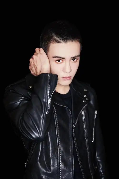 演员曾舜晞出席代言活动 硬朗圆寸造型首次曝光