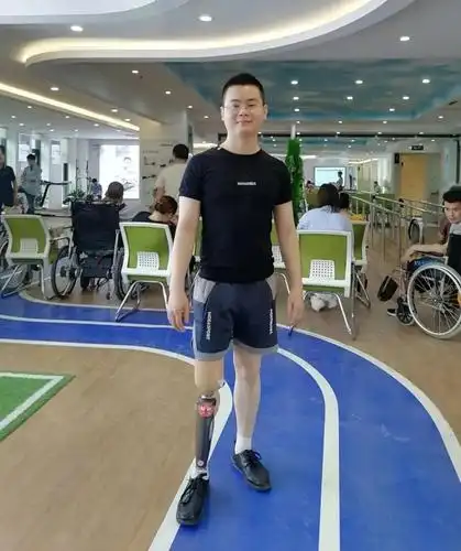 1岁截肢到如今自营2家茶庄,这个90后小伙凭什么?