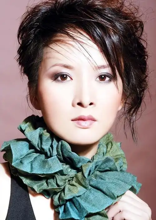 50岁谢兰定居美国生活惬意,素颜出镜美貌依旧,儿子国籍引争议_人物