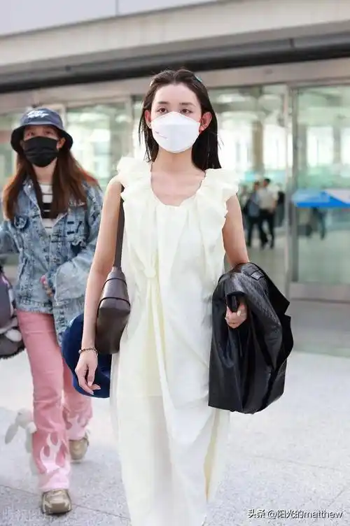 2023年5月10日,北京,蒋依依现身机场.身穿白色连衣裙简约清纯.