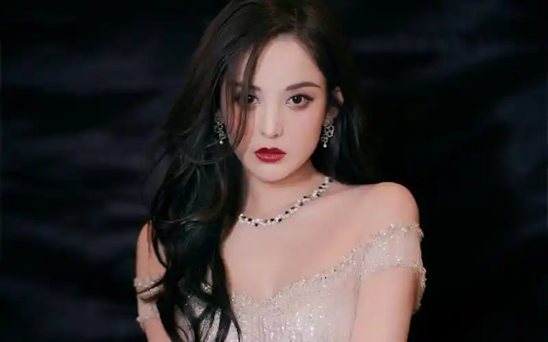 古力娜扎妩媚动人图片-美女壁纸-高清美女图片-娟娟壁纸