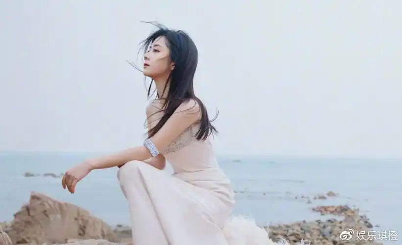 谭松韵海边大片梦回耿耿抹胸纱裙海风吹拂昔日少女也变得温柔