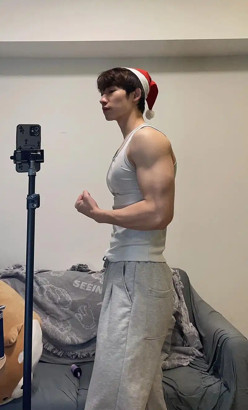 圣诞迟到老人.#腹肌 #天蝎座 #帅哥 - 抖音