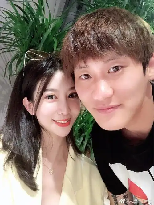 中超小姐姐:深足新援娇妻酷爱健身 大长腿配马甲线颜值爆表