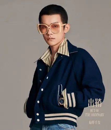 易烊千玺《出色wsj.》2020开年刊封面大片圆寸造型酷帅不羁