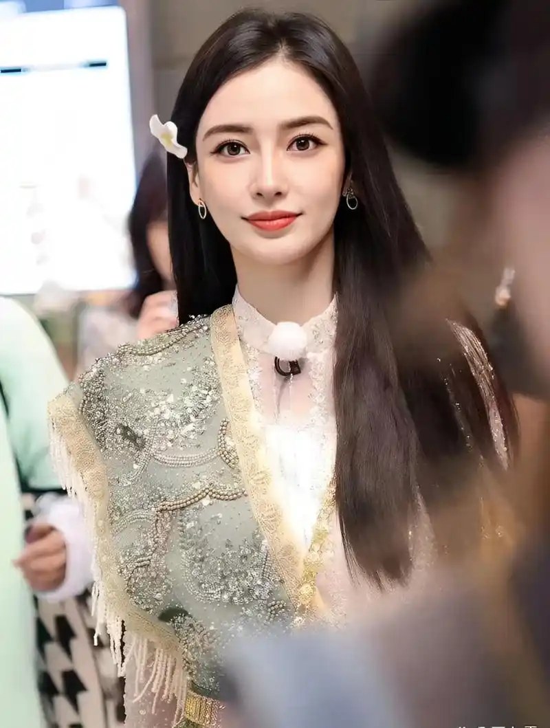 萨瓦迪卡杨颖的颜值山一直处于顶峰,五官无可挑剔,属于第一美女和耐看