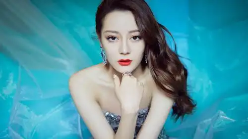 迪丽热巴头条盛典红毯造型