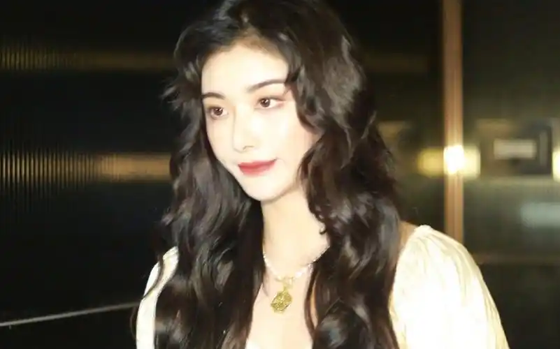 【孔雪儿】港风黑色长卷发//凭美貌出圈的猪猪//没画眼线超温柔