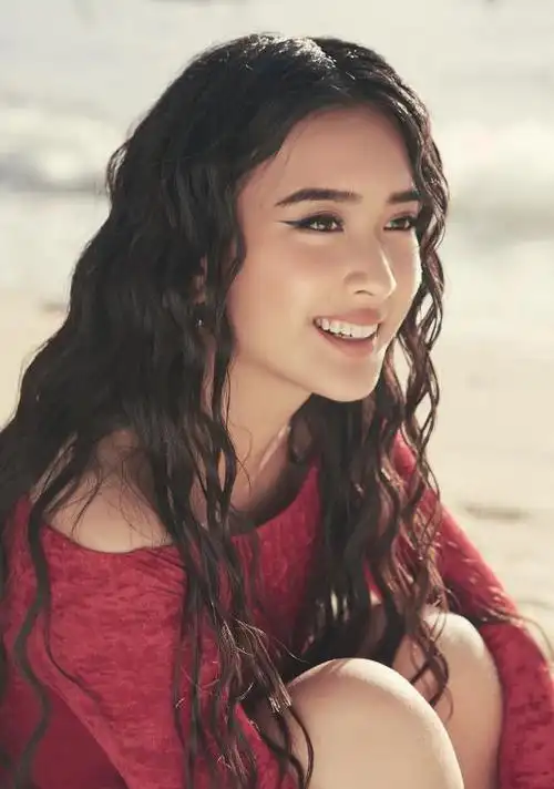 10位零零后小花,争奇斗艳各显神通,谁能成为国民妹妹