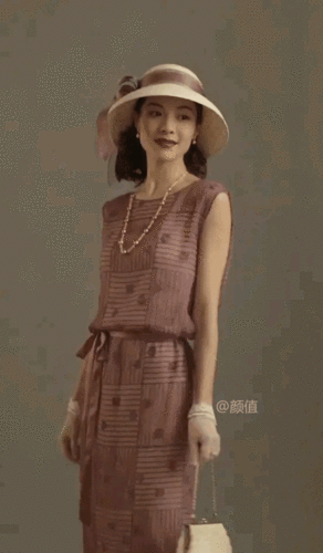 定毯神针钟楚曦最尴尬瞬间手臂一抬礼服开线还毫不知情摆pose