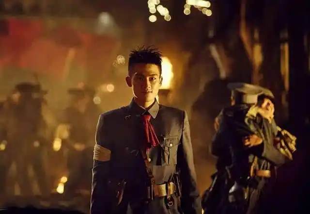 欧豪《建军大业》中饰演叶挺,头发上是汗水不是发胶.