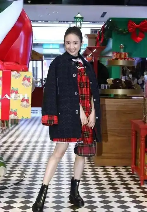 林依晨瘦大了,穿娃娃裙筷子腿抢眼,气质没变40岁还有娃娃脸_网易订阅