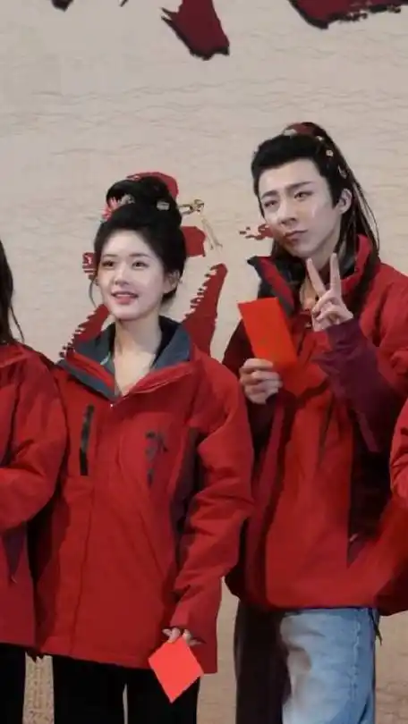 赵露思刘宇宁聚餐 大家期待《珠帘玉幕》这部戏嘛