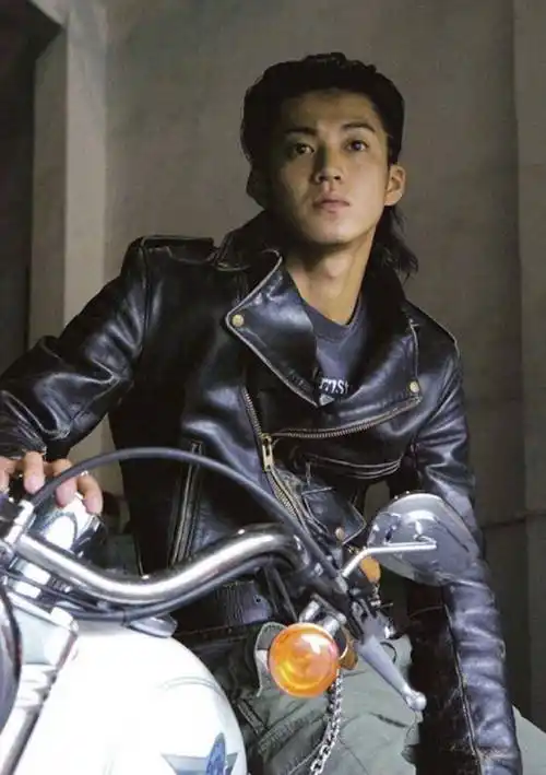 小栗旬13年前《热血高校》造型,痞帅背头,述说不凡残酷青春岁月_搞笑