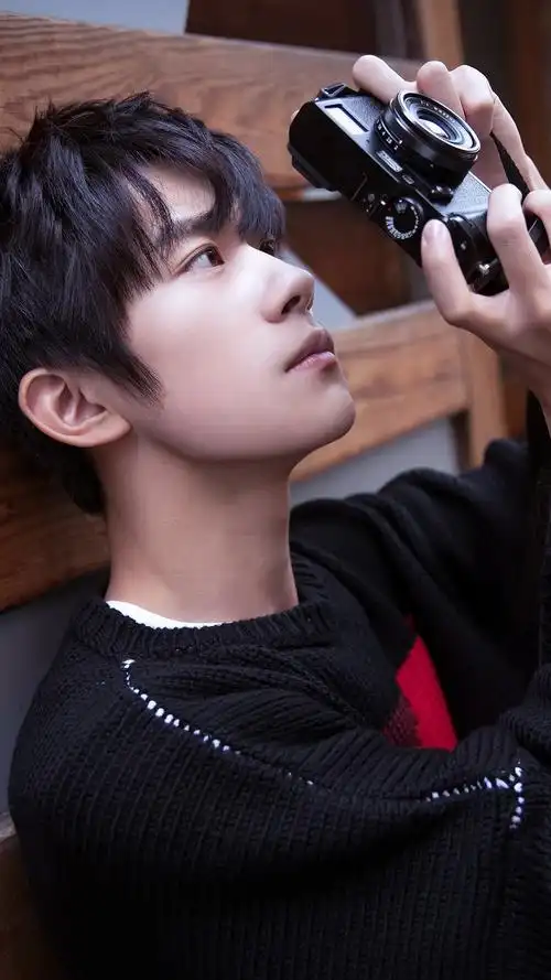 易烊千玺拿相机的照片