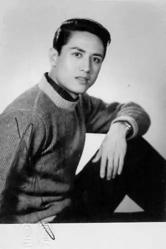 少时就读于哈尔滨体育学校,高远是学校里著名的戏剧爱好者,经常与同学