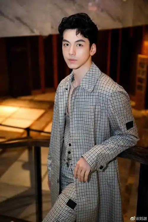 这个"军艺校草"火了!八块腹肌低音炮,又仙又美比小鲜肉强!