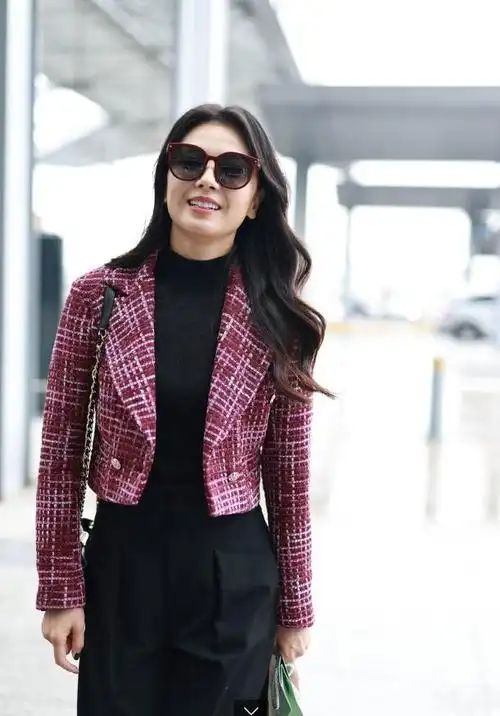 近期,刘涛凭借其一系列精美且时尚的服装选择,再一次成为了大家关注的