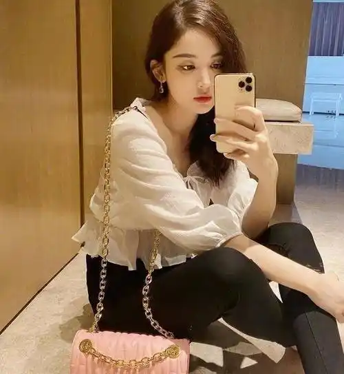 原创古力娜扎对镜照小合集坐着教你学穿搭白富美就该这么穿