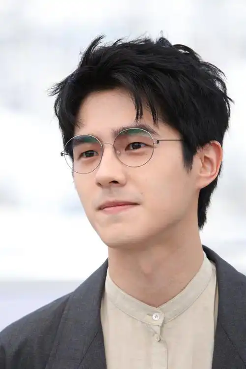 刘昊然圆框眼镜造型##戛纳电影节