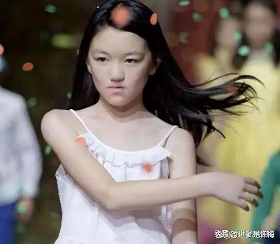 王菲女儿窦靖童,被问怎么称呼谢霆锋,叫霆锋叔叔还是叫霆锋哥哥