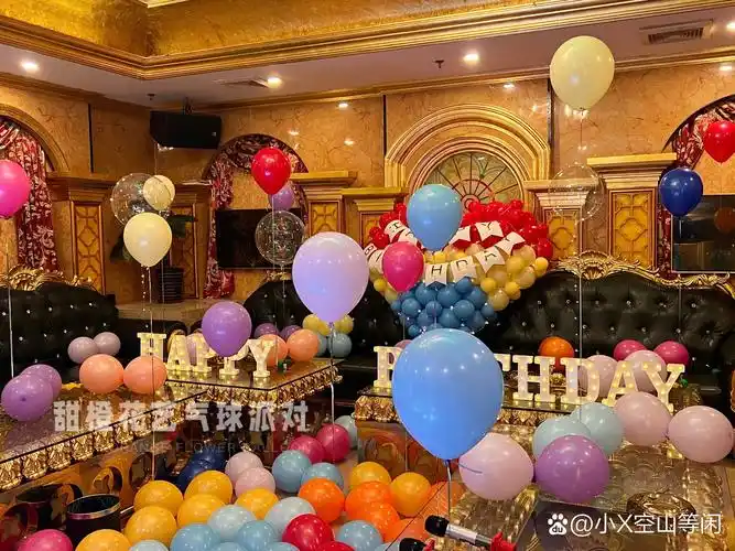北京ktv包间里的生日惊喜布置~彩色童趣