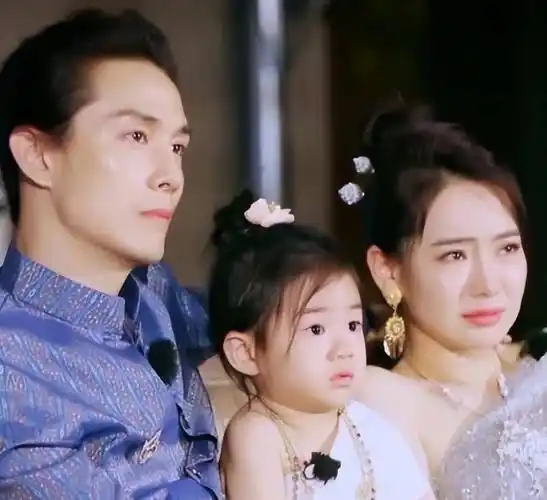 注意看,戚薇肚子里的这个二胎孩子将来姓戚不姓李,就在今年五月底,一