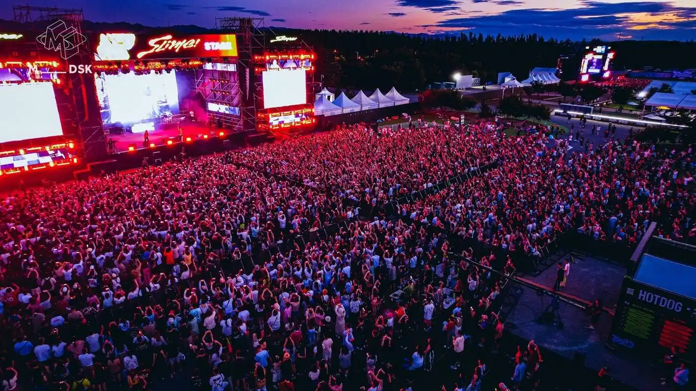 hotdog#北京mdsk音乐节# 第一日,天气晴朗,云朵与夕阳,还有大家的笑脸