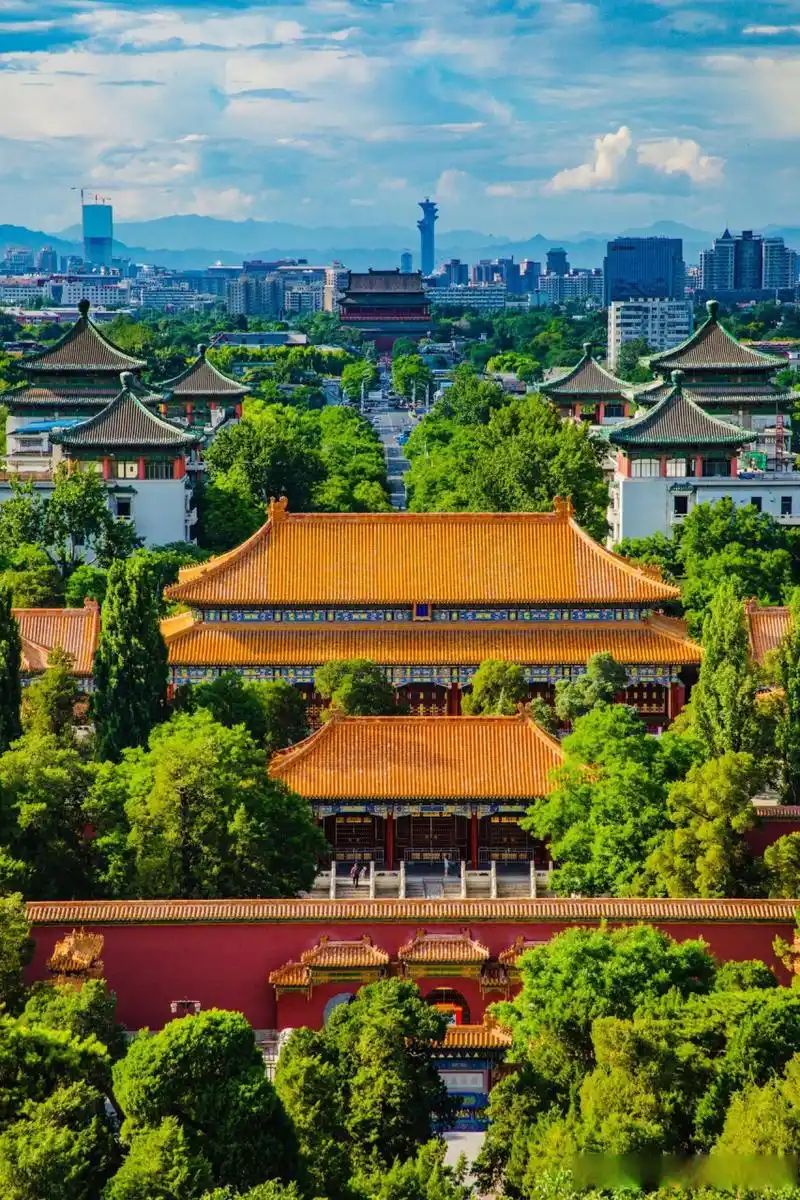 紫禁之巅 《俯瞰北京中轴线》 鸟瞰故宫四四方, 绿树红墙沐晴光, 昔为